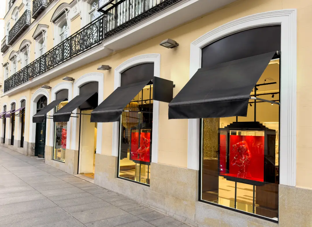 Façade vitrine de magasin en aluminium sur mesure à Septèmes-les-Vallons